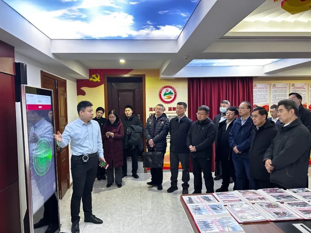 壽光市委組織部工作人員演示匯報“紅鳶在線”流動黨員管理信息系統 壽光市委組織部工作人員演示匯報“紅鳶在線”流動黨員管理信息系統