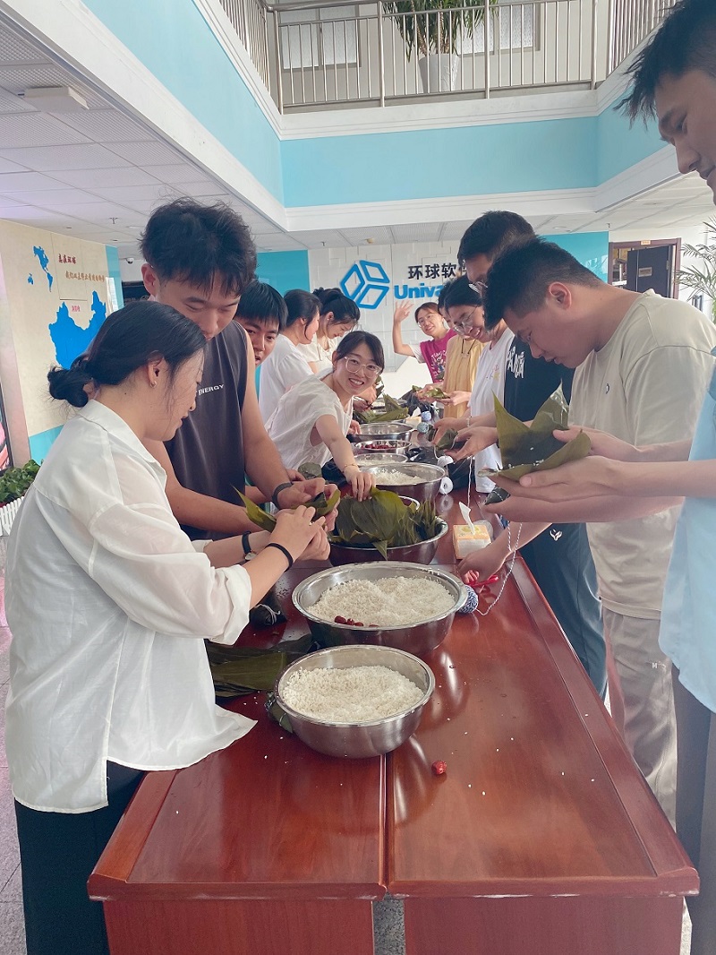 環球軟件公司開展“粽情端午 自包米粽”活動 環球軟件公司開展“粽情端午 自包米粽”活動