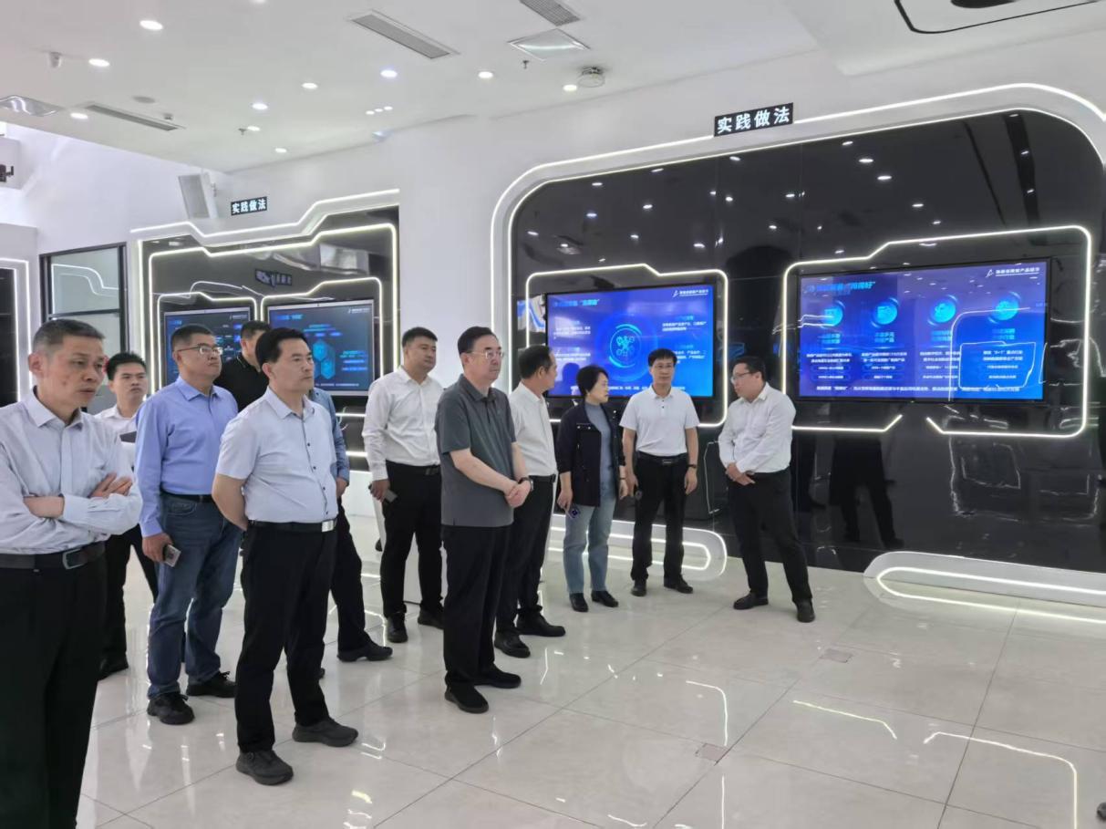公司領導隨團赴海南考察 助力濰坊打造智慧農業新高地 公司領導隨團赴海南考察 助力濰坊打造智慧農業新高地