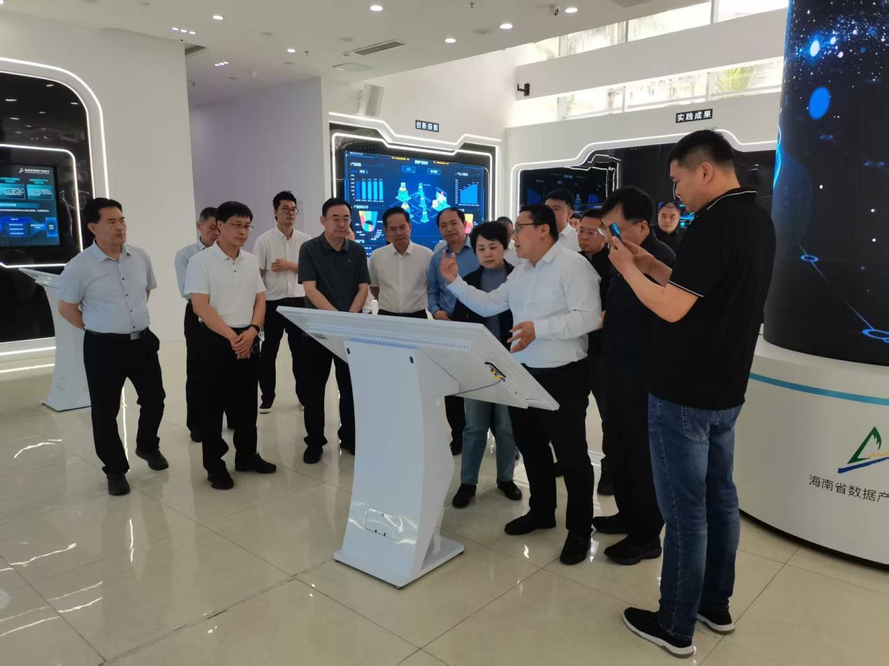 公司領導隨團赴海南考察 助力濰坊打造智慧農業新高地 公司領導隨團赴海南考察 助力濰坊打造智慧農業新高地